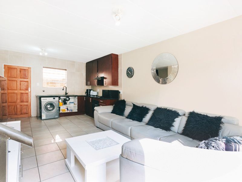 3 bedroom, 2.5 bathroom home - Photo 2