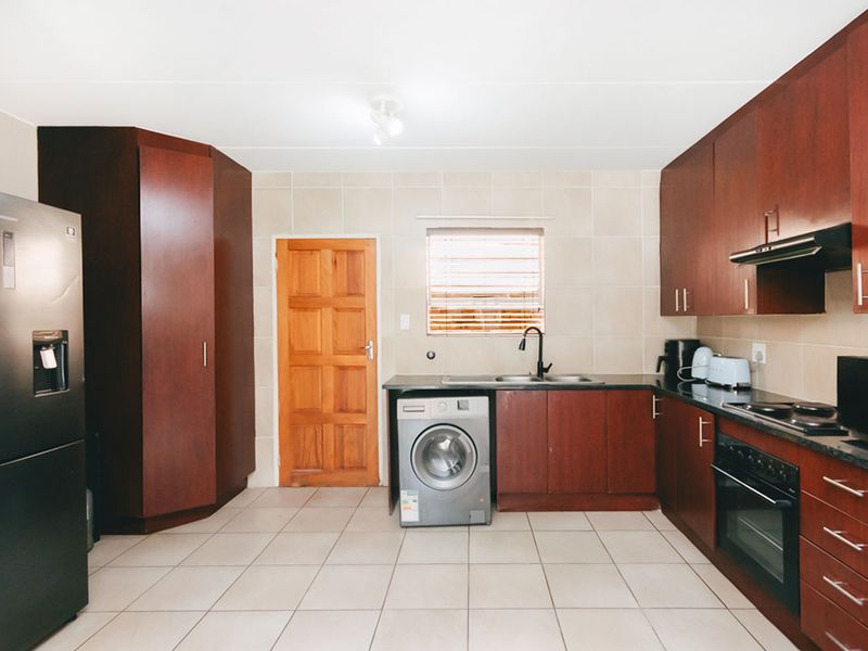 3 bedroom, 2.5 bathroom home - Photo 8