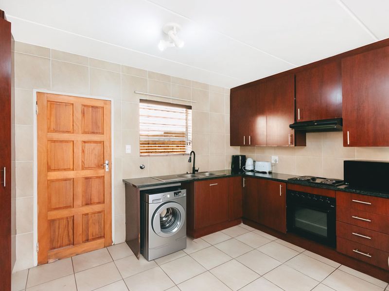 3 bedroom, 2.5 bathroom home - Photo 7
