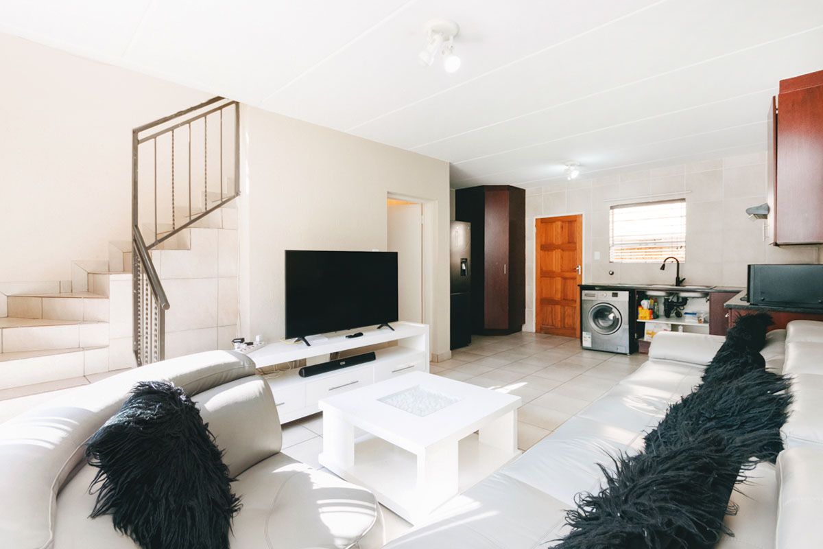 3 bedroom, 2.5 bathroom home - Photo 3