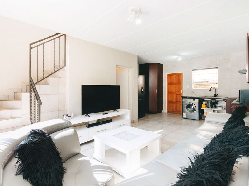 3 bedroom, 2.5 bathroom home - Photo 3