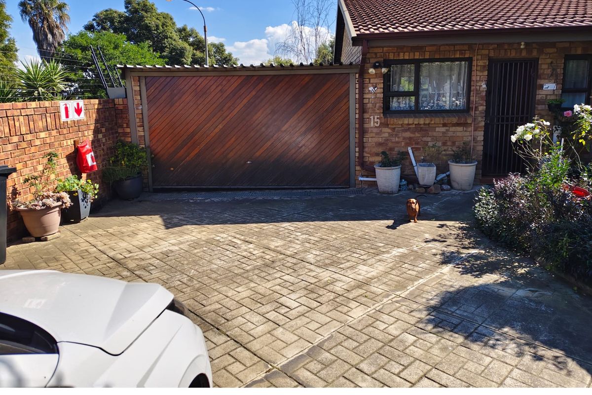 Neat 2 Bed Facebrick Townhouse in Croydon – 68sqm + Garden + Garage - Photo 2