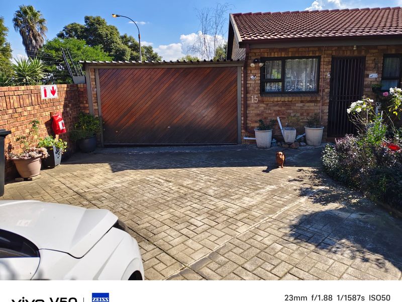 Neat 2 Bed Facebrick Townhouse in Croydon – 68sqm + Garden + Garage - Photo 2