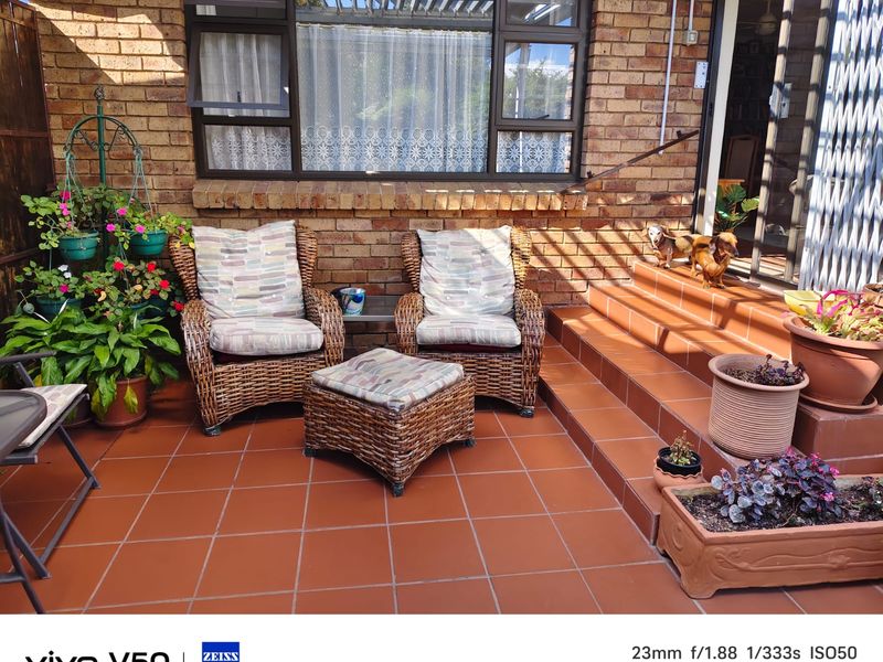 Neat 2 Bed Facebrick Townhouse in Croydon – 68sqm + Garden + Garage - Photo 1