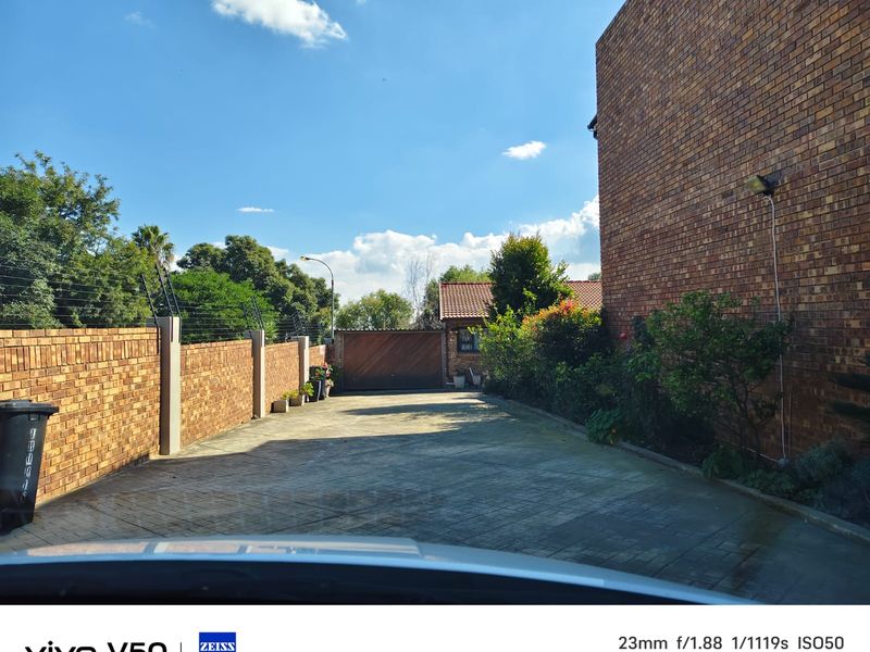 Neat 2 Bed Facebrick Townhouse in Croydon – 68sqm + Garden + Garage - Photo 10