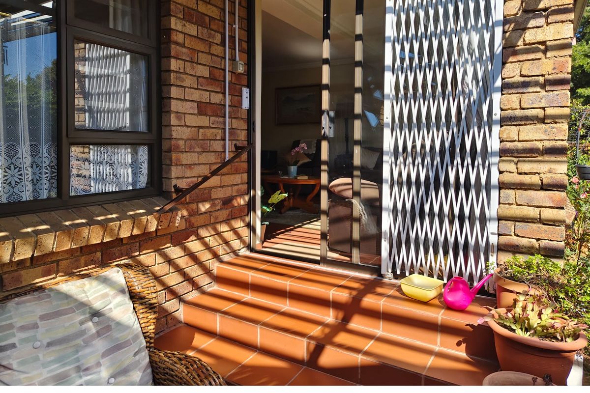 Neat 2 Bed Facebrick Townhouse in Croydon – 68sqm + Garden + Garage - Photo 4