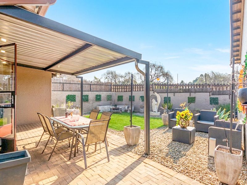 2 bedroom 2 bathroom home with spacious private garden - Photo 2
