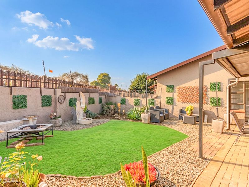 2 bedroom 2 bathroom home with spacious private garden - Photo 3
