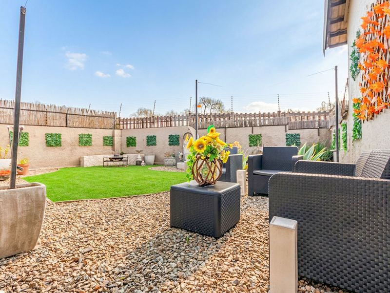 2 bedroom 2 bathroom home with spacious private garden - Photo 4