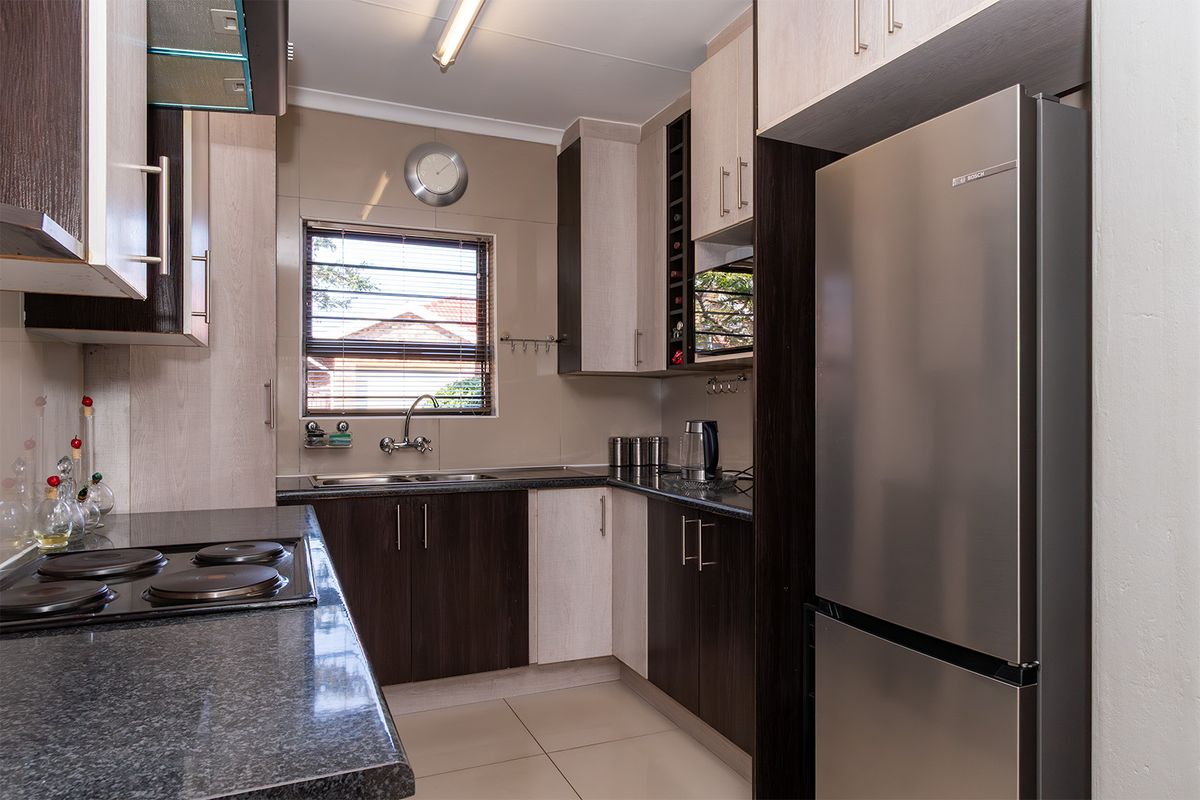 Stylish, Secure & Conveniently Located in Graceland Estate - Photo 5