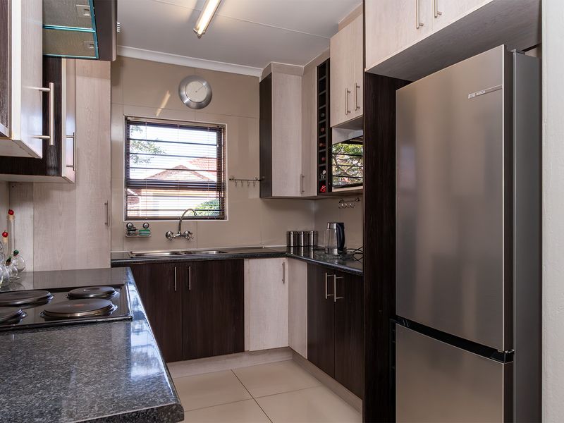 Stylish, Secure & Conveniently Located in Graceland Estate - Photo 5