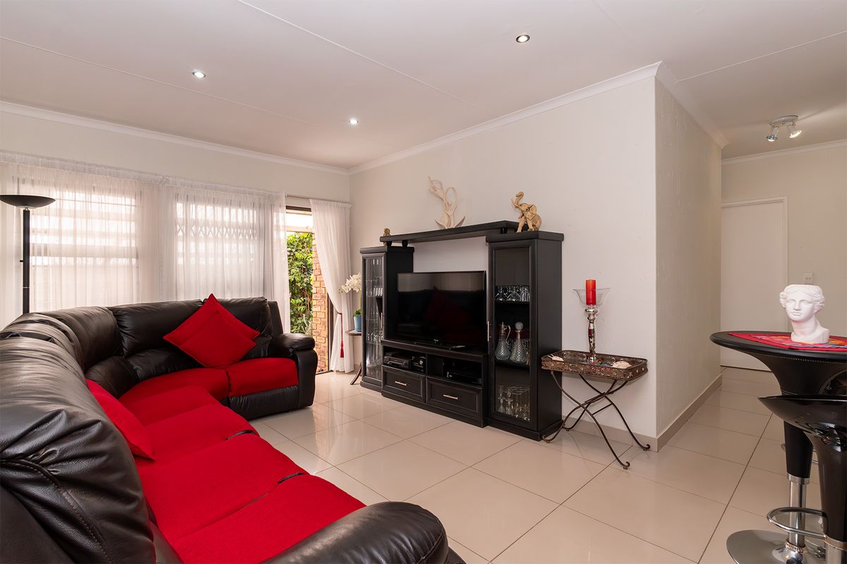Stylish, Secure & Conveniently Located in Graceland Estate - Photo 2
