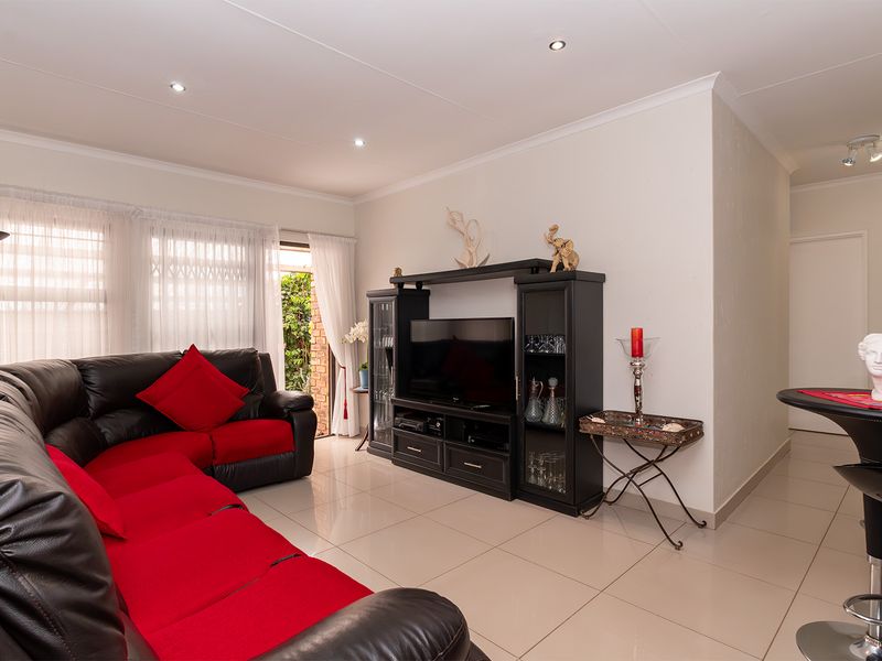 Stylish, Secure & Conveniently Located in Graceland Estate - Photo 2