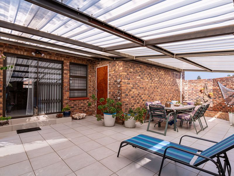 Stylish, Secure & Conveniently Located in Graceland Estate - Photo 8