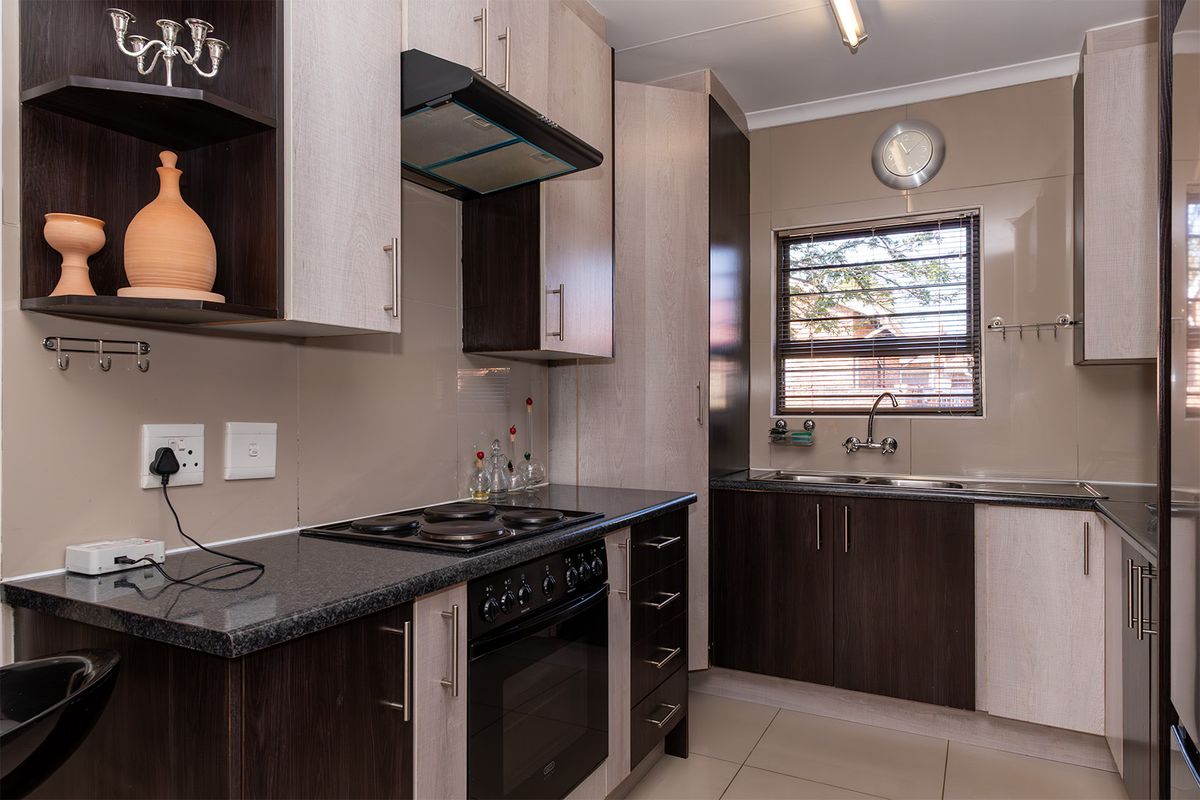 Stylish, Secure & Conveniently Located in Graceland Estate - Photo 4