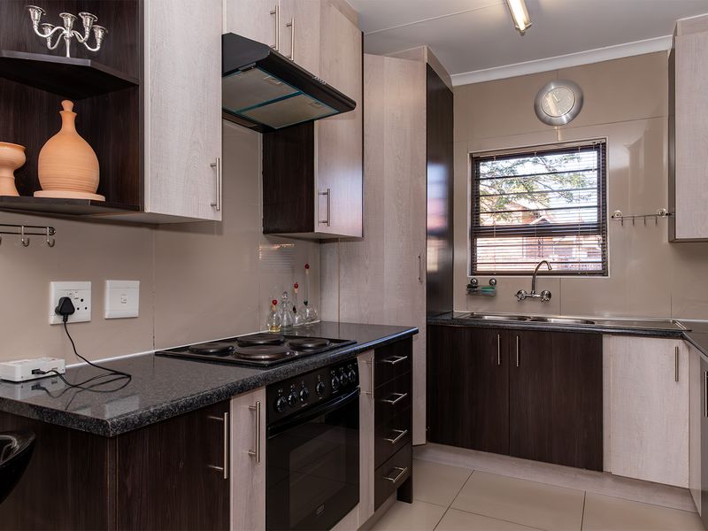 Stylish, Secure & Conveniently Located in Graceland Estate - Photo 4