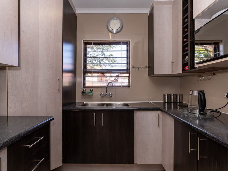 Stylish, Secure & Conveniently Located in Graceland Estate - Photo 6
