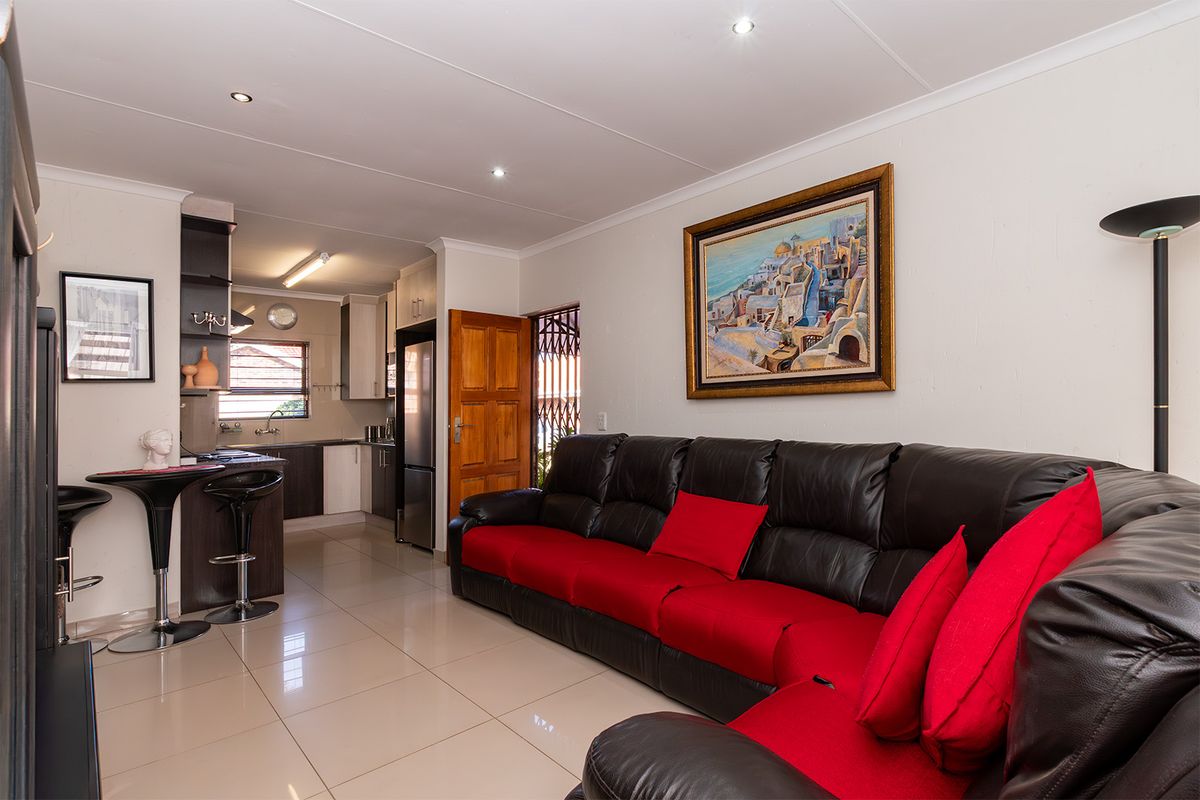 Stylish, Secure & Conveniently Located in Graceland Estate - Photo 3