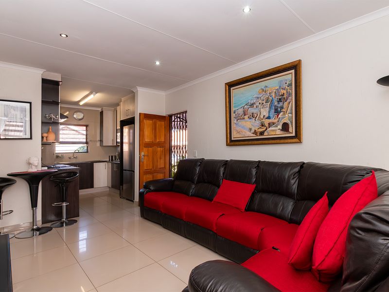 Stylish, Secure & Conveniently Located in Graceland Estate - Photo 3