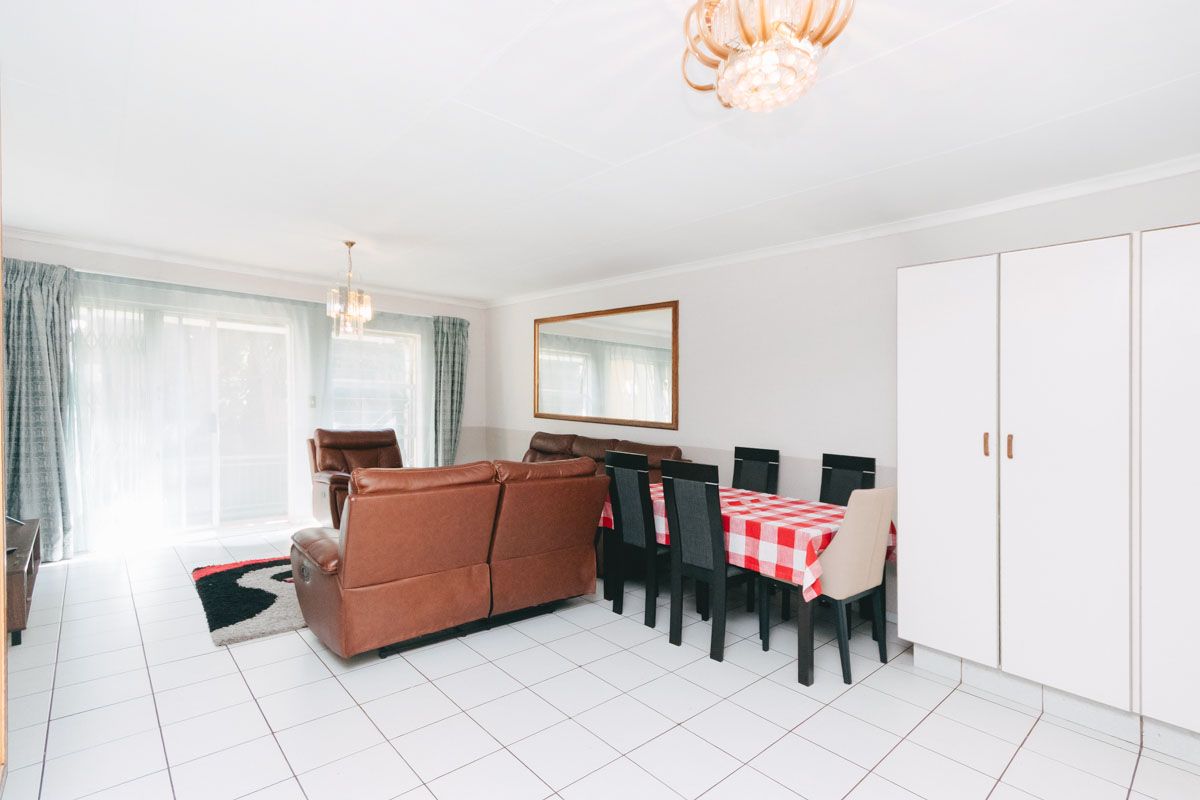 3 bedroom, 2 bathroom home - Photo 5