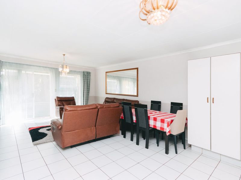 3 bedroom, 2 bathroom home - Photo 5