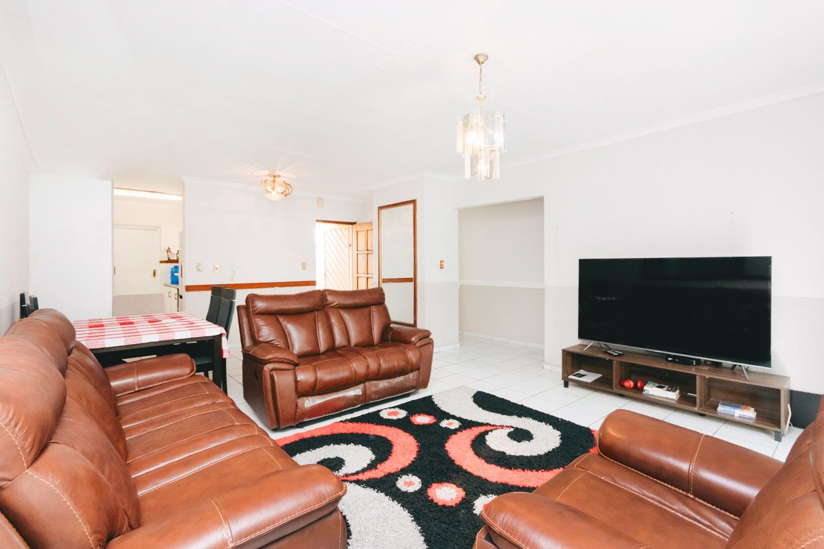 3 bedroom, 2 bathroom home - Photo 4