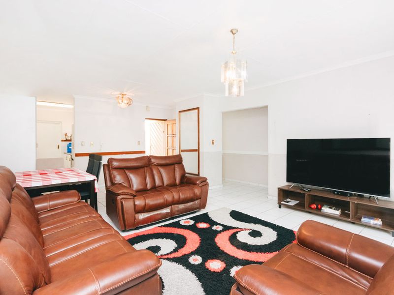 3 bedroom, 2 bathroom home - Photo 4