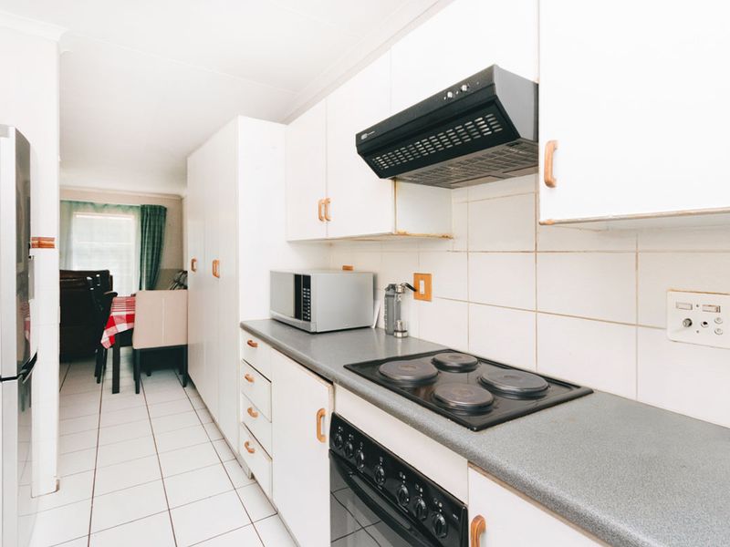 3 bedroom, 2 bathroom home - Photo 8