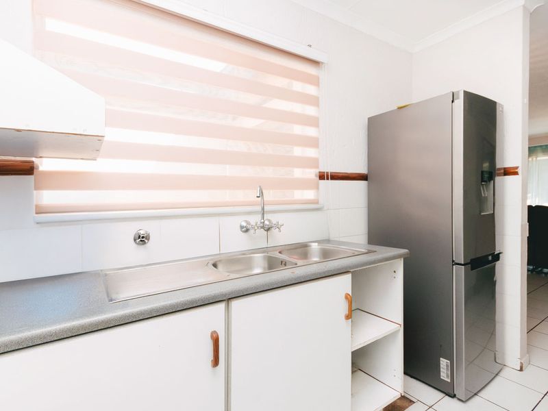 3 bedroom, 2 bathroom home - Photo 9