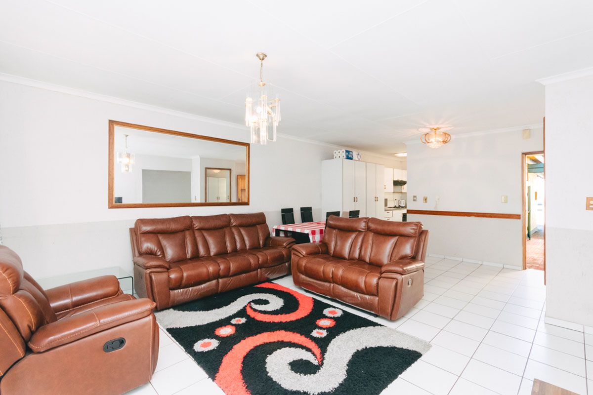 3 bedroom, 2 bathroom home - Photo 3
