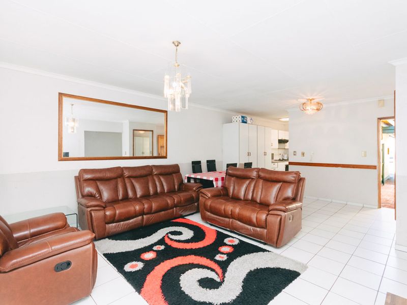 3 bedroom, 2 bathroom home - Photo 3