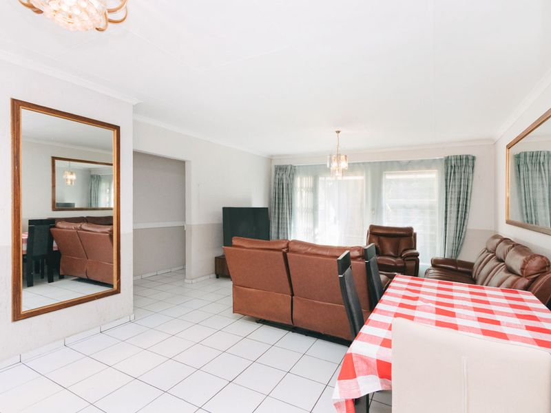 3 bedroom, 2 bathroom home - Photo 6