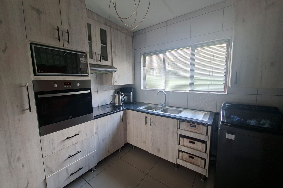 Modern ground-floor 3‐bed unit with private patio and double covered carports. - Photo 5