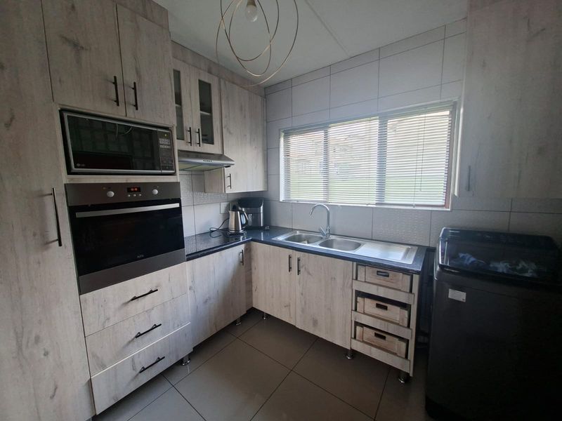 Modern ground-floor 3‐bed unit with private patio and double covered carports. - Photo 5