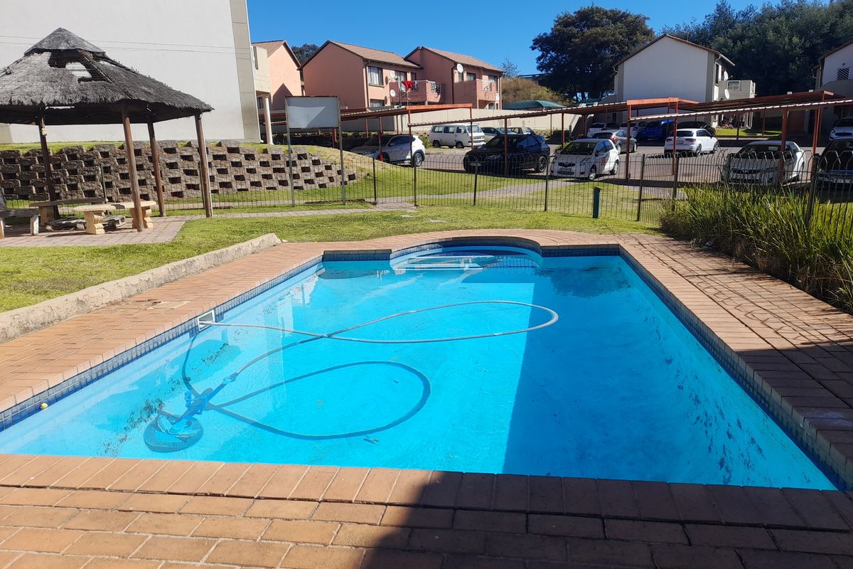 Modern ground-floor 3‐bed unit with private patio and double covered carports. - Photo 2