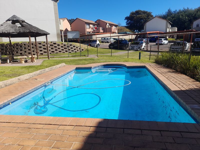 Modern ground-floor 3‐bed unit with private patio and double covered carports. - Photo 2