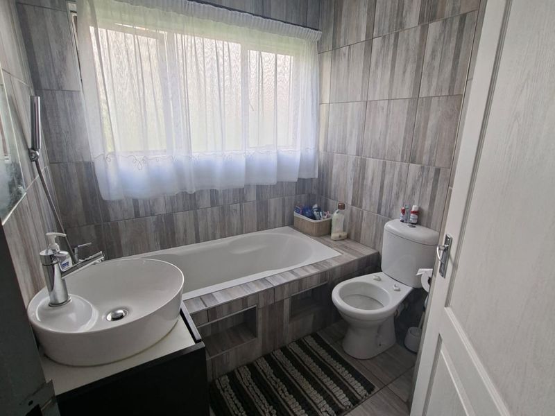 Modern ground-floor 3‐bed unit with private patio and double covered carports. - Photo 10