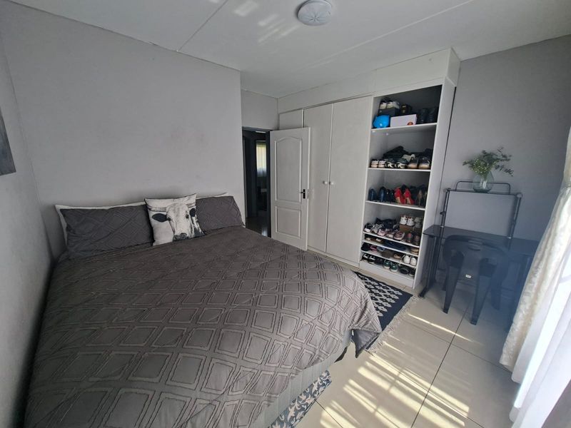 Modern ground-floor 3‐bed unit with private patio and double covered carports. - Photo 8