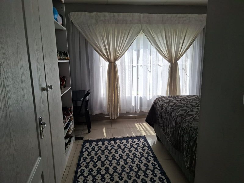 Modern ground-floor 3‐bed unit with private patio and double covered carports. - Photo 7