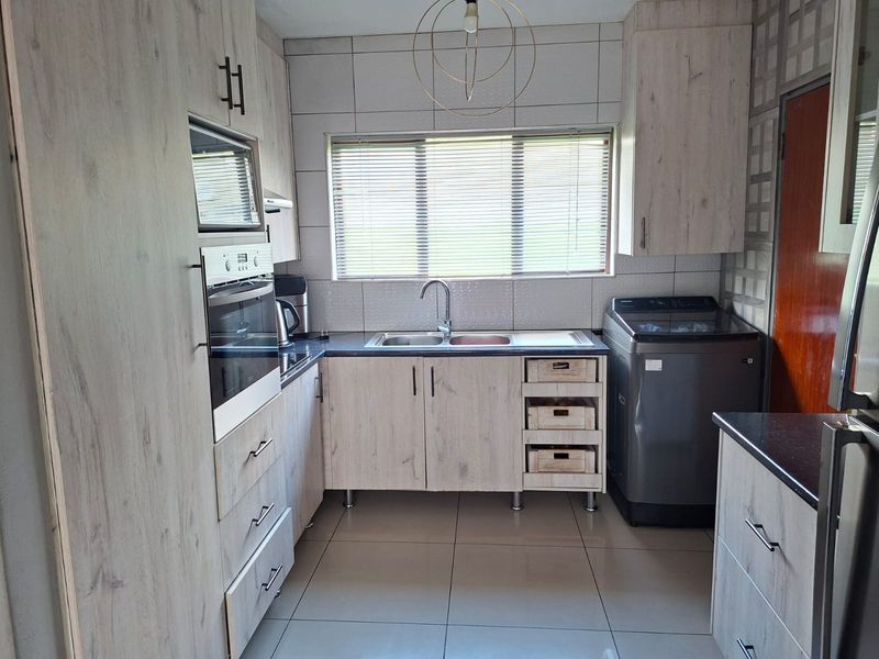 Modern ground-floor 3‐bed unit with private patio and double covered carports. - Photo 6