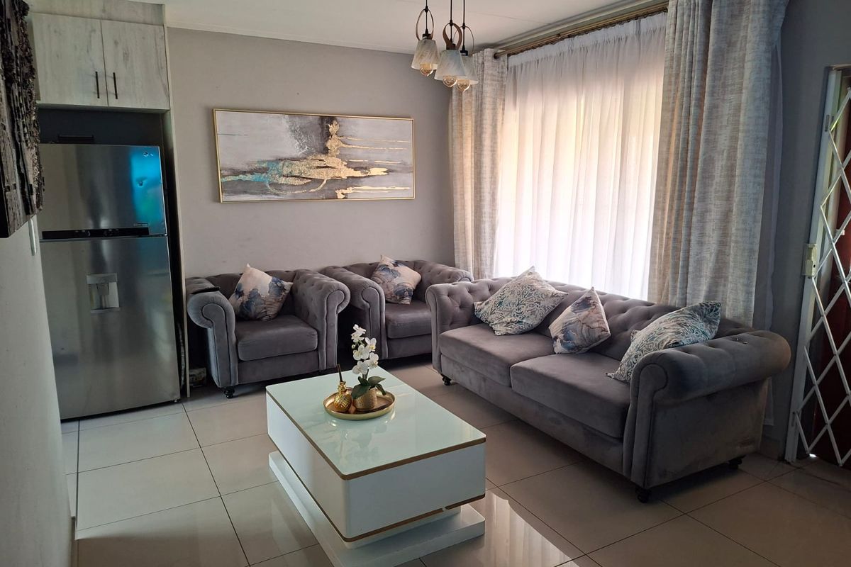 Modern ground-floor 3‐bed unit with private patio and double covered carports. - Photo 3
