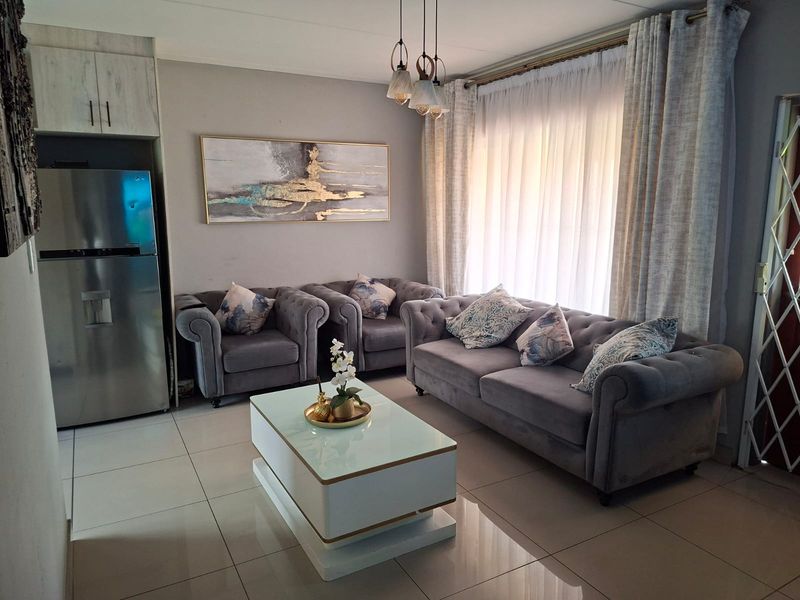 Modern ground-floor 3‐bed unit with private patio and double covered carports. - Photo 3