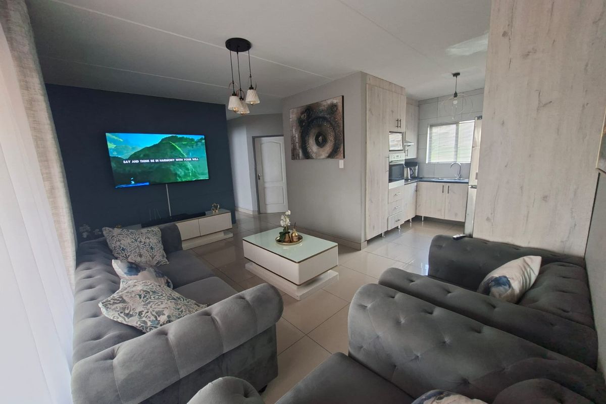 Modern ground-floor 3‐bed unit with private patio and double covered carports. - Photo 4