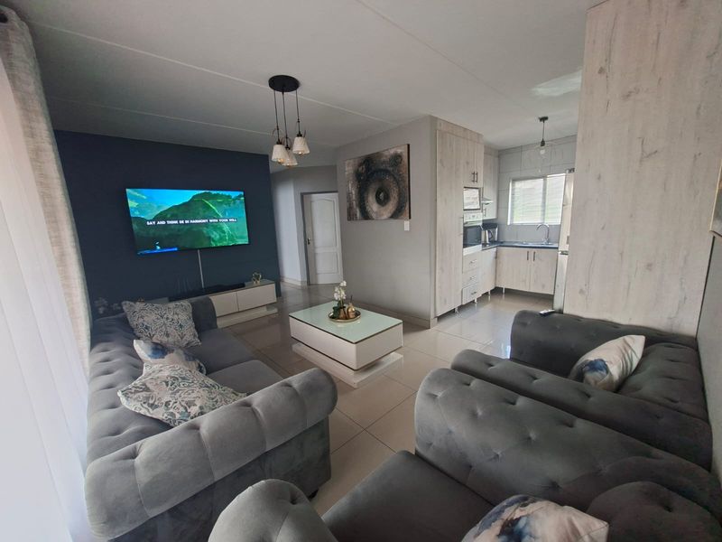 Modern ground-floor 3‐bed unit with private patio and double covered carports. - Photo 4