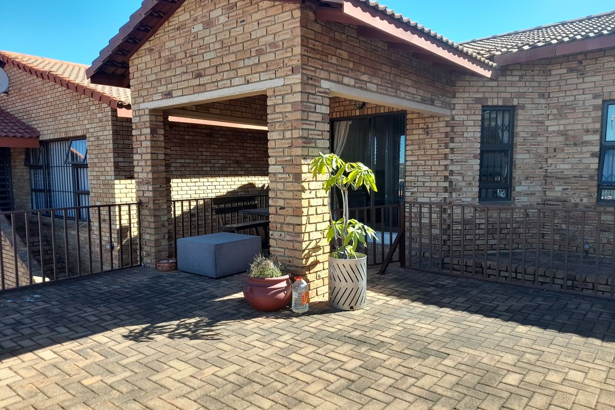 Upmarket Freestanding Full Tile Cluster or sale in Ridgeway - Photo 2