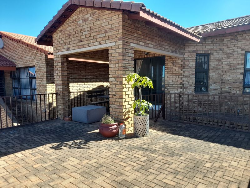 Upmarket Freestanding Full Tile Cluster or sale in Ridgeway - Photo 2