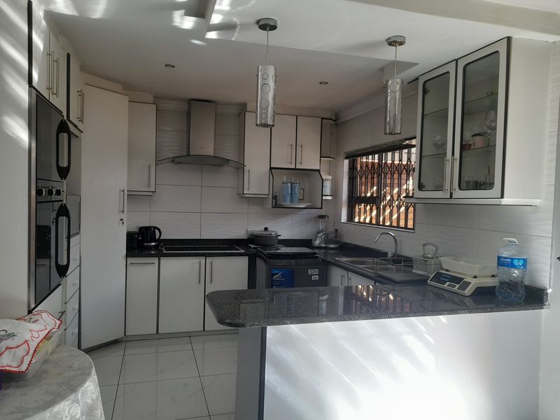 Upmarket Freestanding Full Tile Cluster or sale in Ridgeway - Photo 10