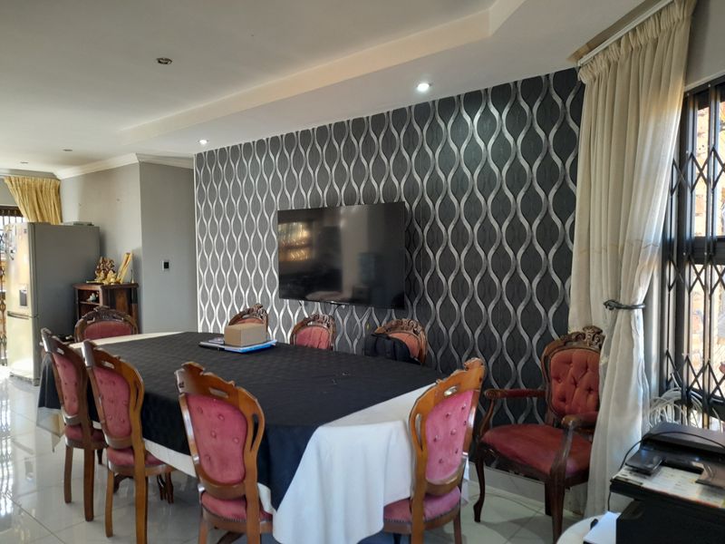 Upmarket Freestanding Full Tile Cluster or sale in Ridgeway - Photo 8
