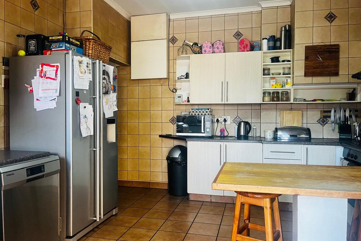 Lovely Family Home with A Granny flat!!! - Photo 4