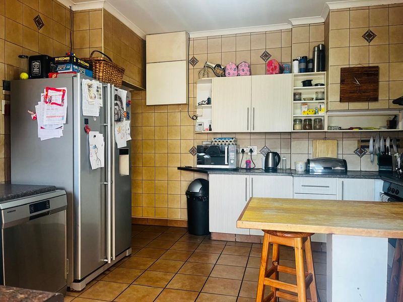 Lovely Family Home with A Granny flat!!! - Photo 4